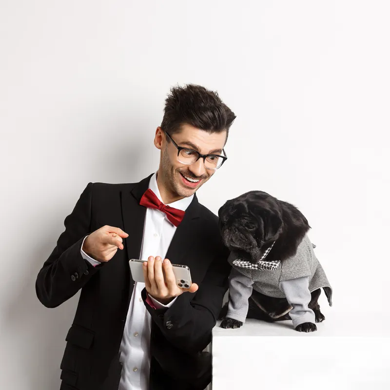 Glücklicher Mann mit einem Hund.