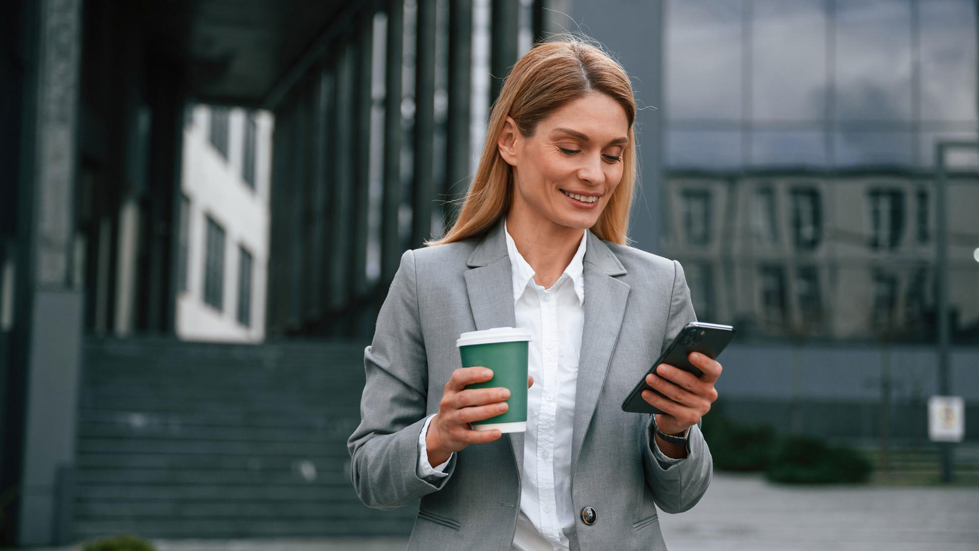 Geschäftsfrau am Smartphone. 