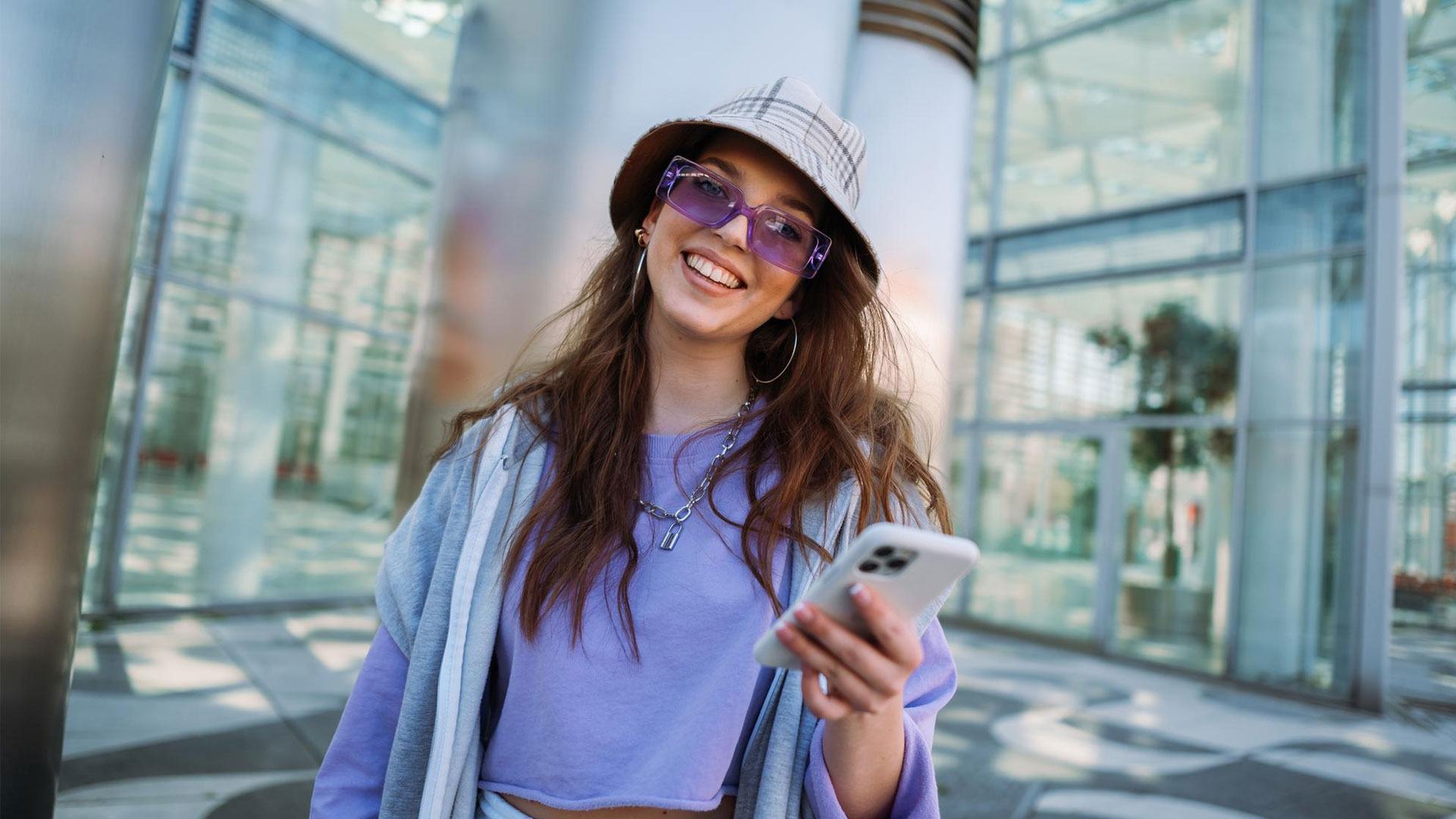 Frau mit Smartphone in der Hand. Frau mit Smartphone in der Hand.