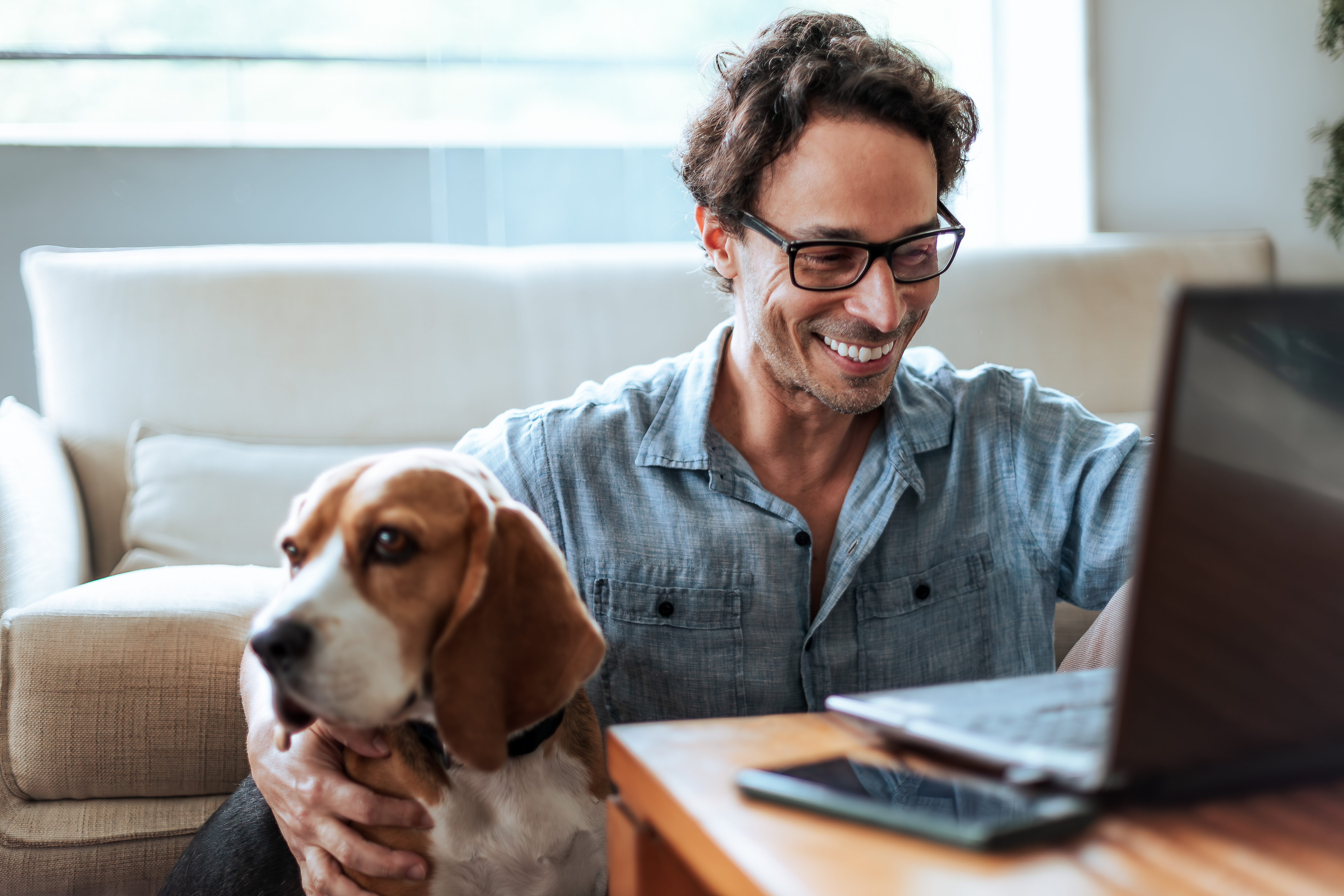 Mann am Laptop mit Hund