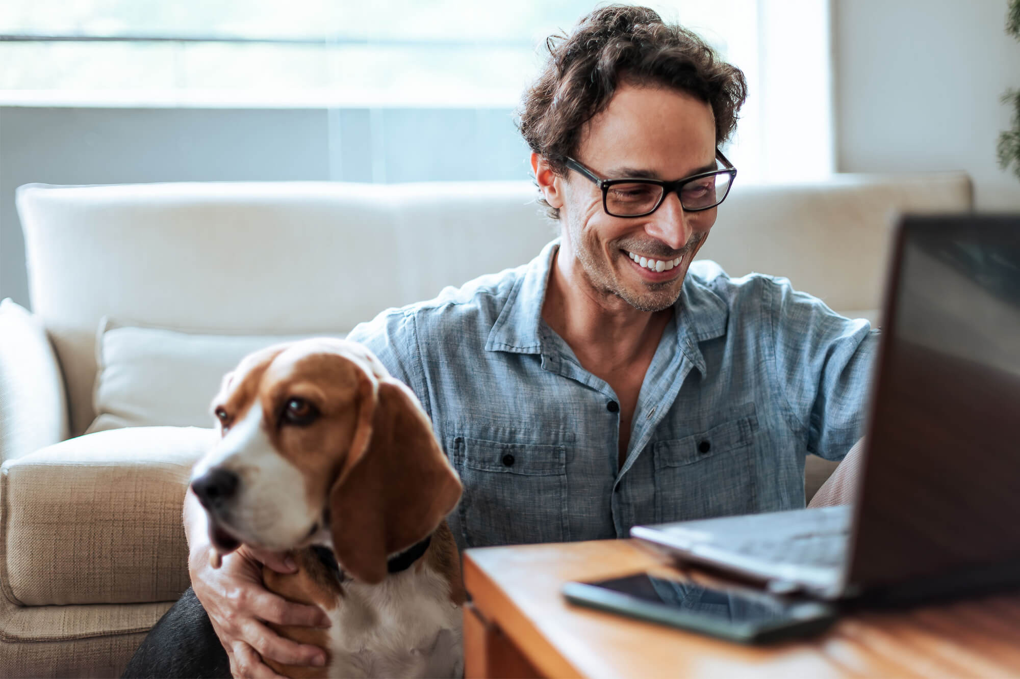 Mann_mit_Hund_am_Laptop Mann_mit_Hund_am_Laptop