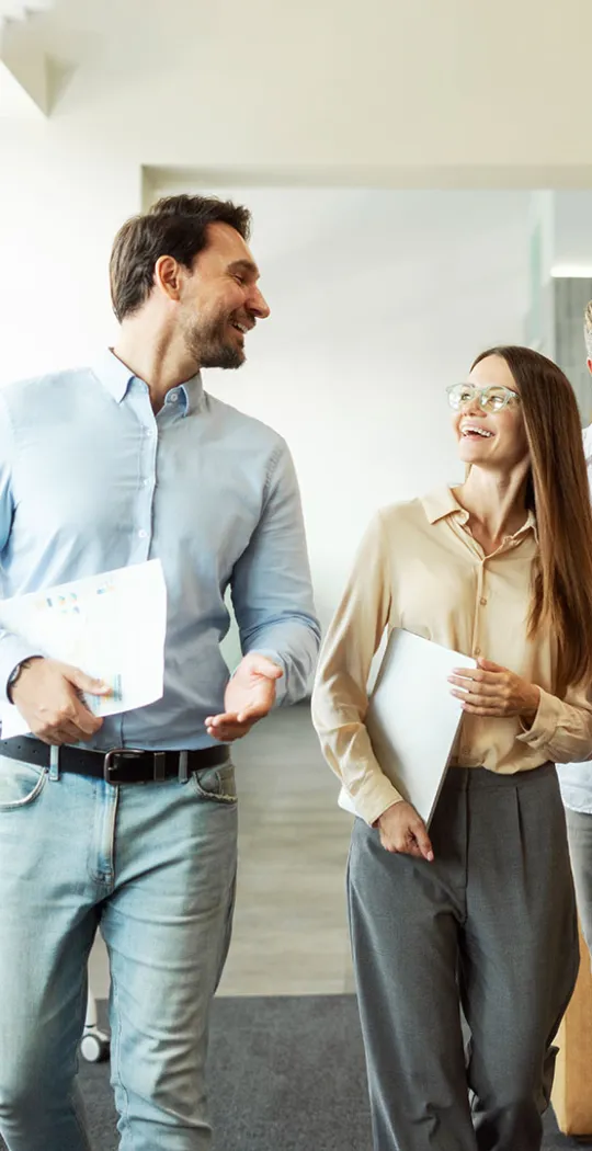 Gruppe von Kollegen unterhält sich beim Gehen.