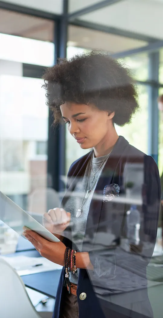 Zwei Frauen im Meetingraum. 