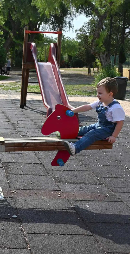 Vater mit Kind auf Wippe.