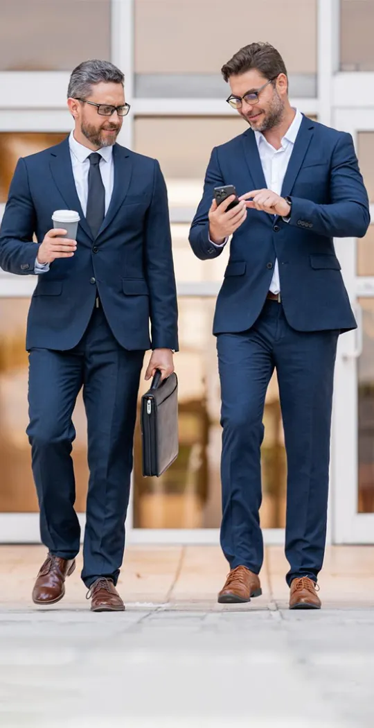 Zwei Kollegen im Gespräch. 