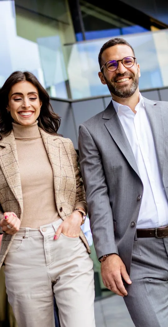 Frau und Mann am Gehen im Casual Business Look