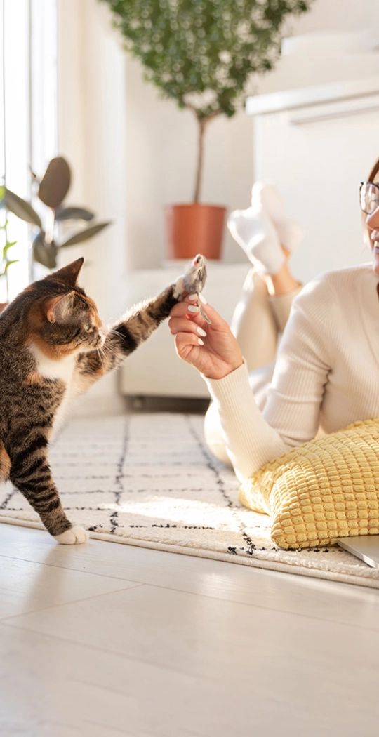 Frau mit Katze.