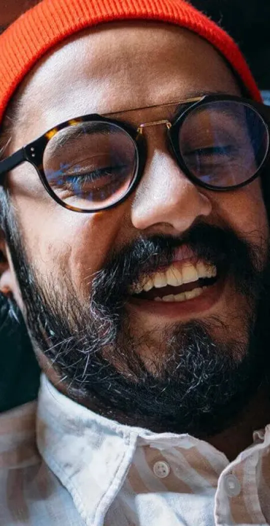 1,99 Euro Aktion Mann auf Sofa