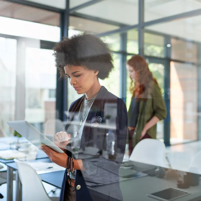 Zwei Frauen im Meetingraum. 