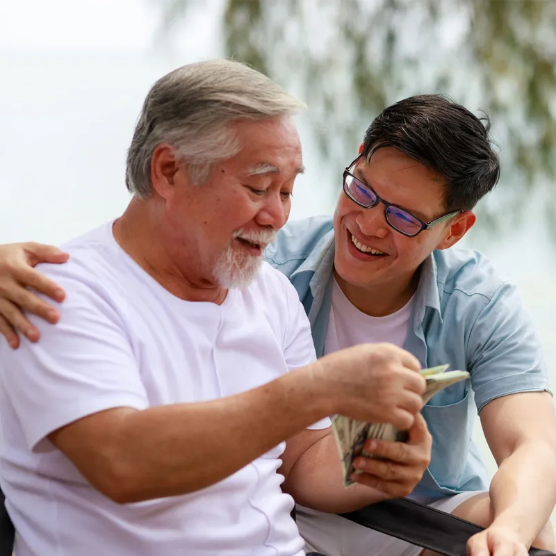 Vater und Sohn verbringen gemeinsam Zeit miteinander. Vater und Sohn verbringen gemeinsam Zeit miteinander.