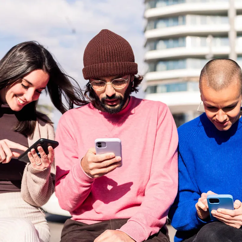 Freunde sitzen zusammen und tauschen sich aus. 