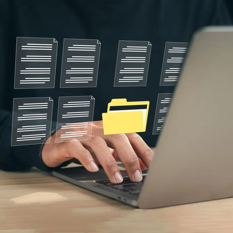 Person an Laptop. 