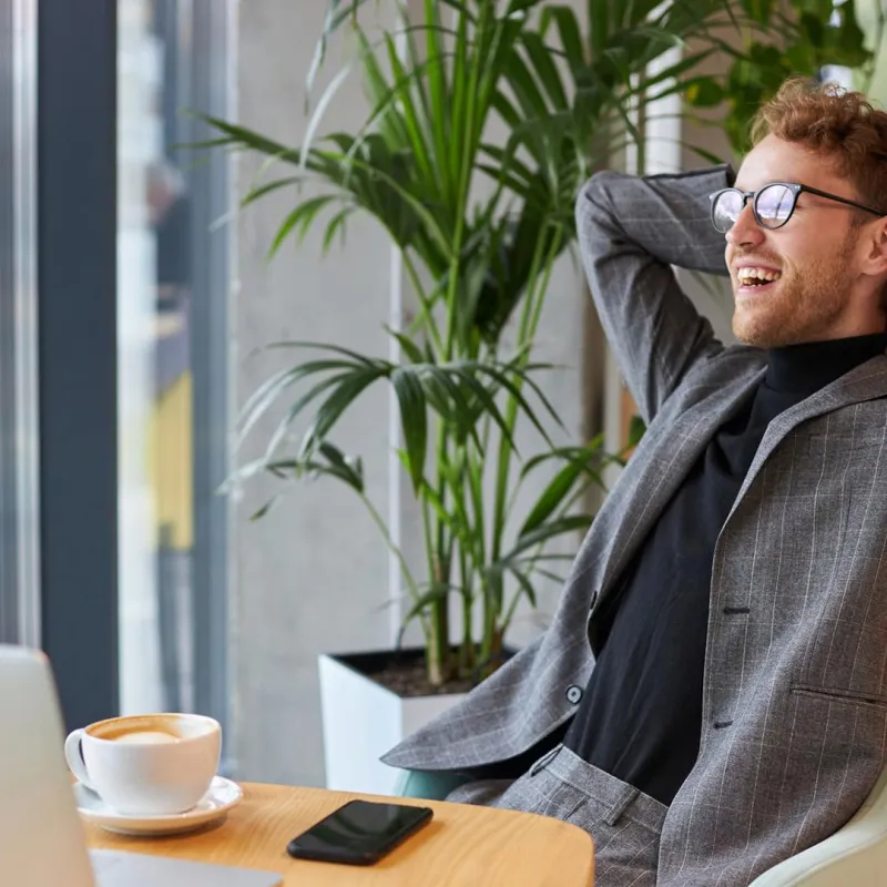 Gelassener Mann im Café.