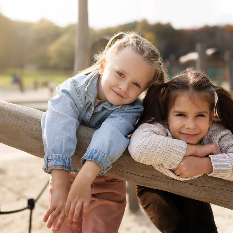 Zwei Kinder auf einem Spielplatz.