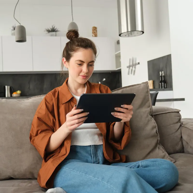 E-Book lesende Frau auf Sofa.