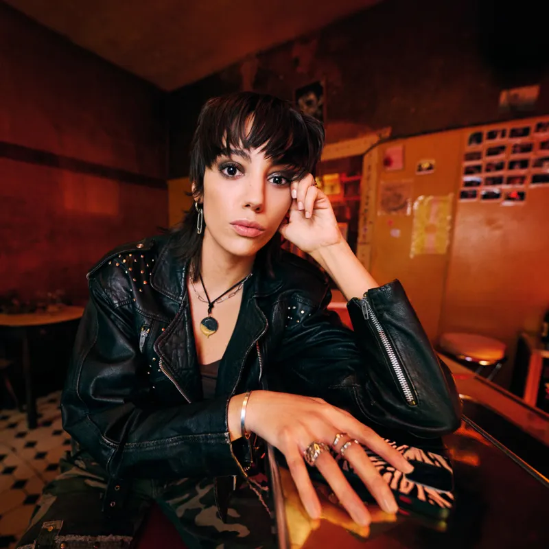 Frau mit Smartphone an Theke. Frau mit Smartphone an Theke.