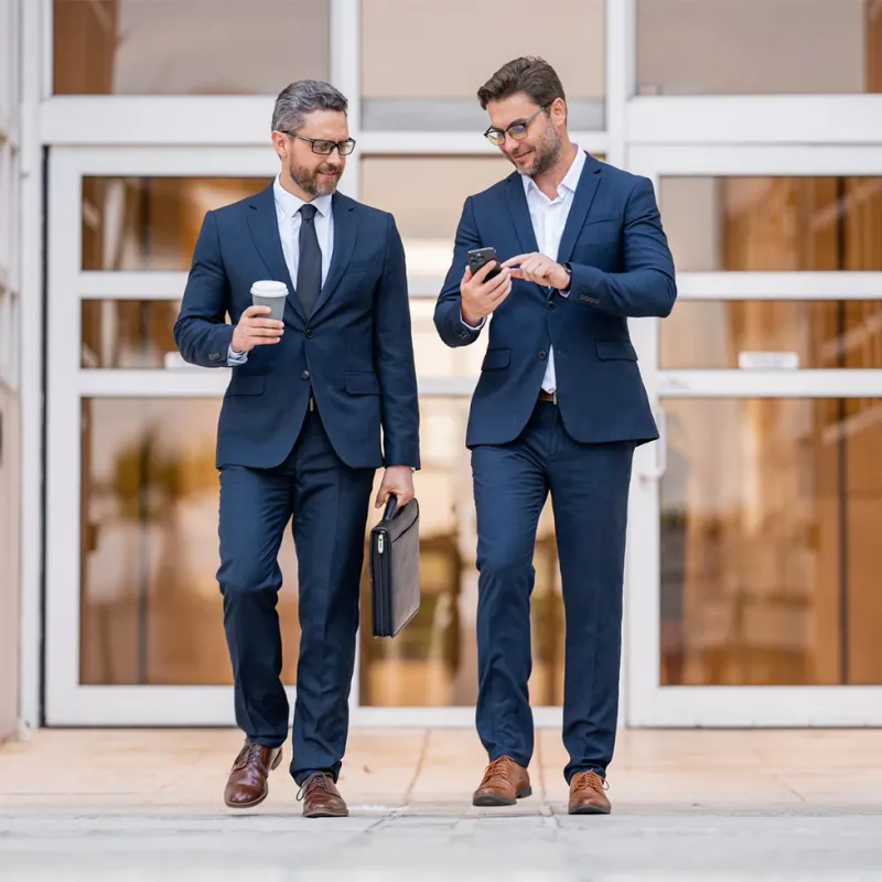 Zwei Kollegen im Gespräch. 