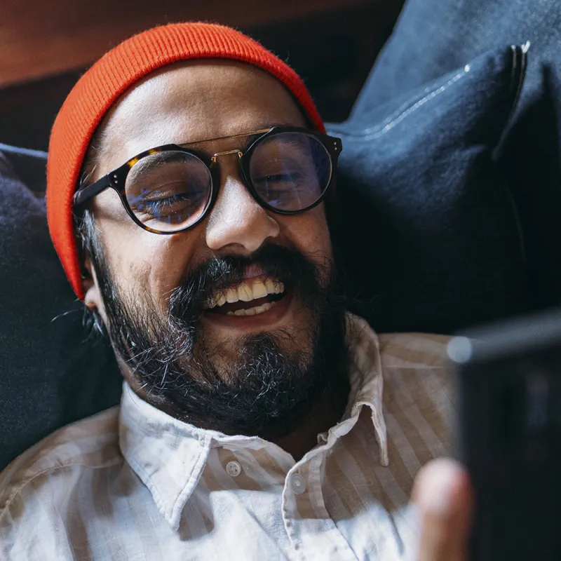 Mann mit Tablet auf Sofa