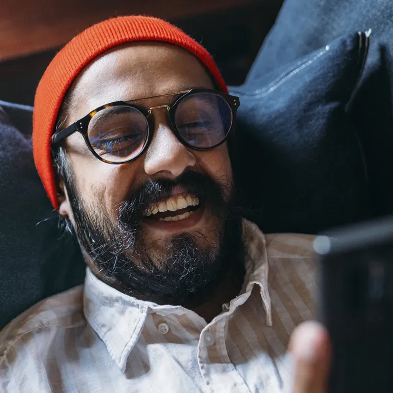 Neukundenaktion Mann mit Tablet auf Sofa DC
